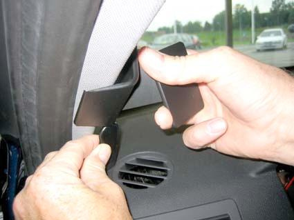 Två handtag som monteras på bilens takstolpe, Opel Astra 04-09, vänster sida.