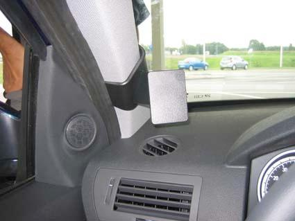 Del av interiören i en Opel Astra, vänster sida, med luftutlopp och hörn.