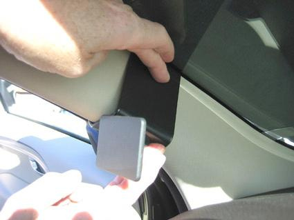 Montering av solskydd på vänster sida av Volvo S80/V70/CX70.