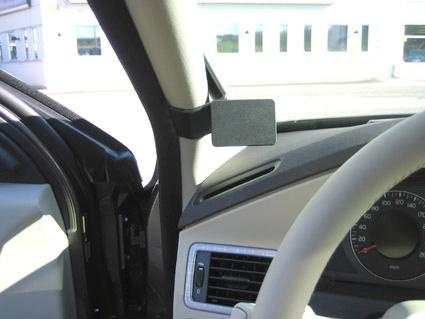 En del av en bilinteriör med fokus på instrumentpanelen och luftventil.