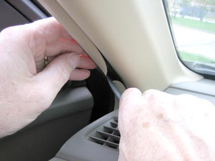 En hand justerar en del av inredningen i en Honda Accord.