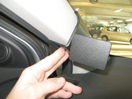 En hand håller i en del av interiören på en Ford Mondeo 08-14.