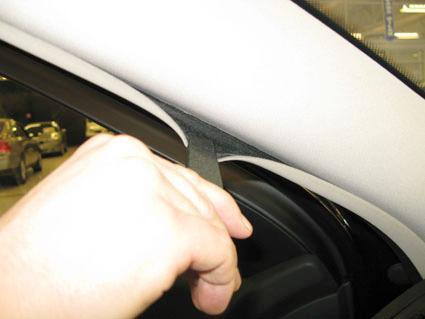 En hand som håller i en del av interiören på en Renault Laguna.