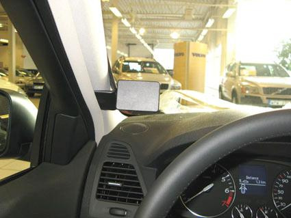 En bilinteriör med fokus på förardelen och sidospegelspositionen.