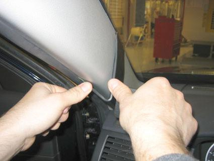 En person som tar bort en panel i en Chevrolet Epica.