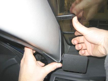 Händer som installerar en del i en bil, troligen en Chevrolet Epica.