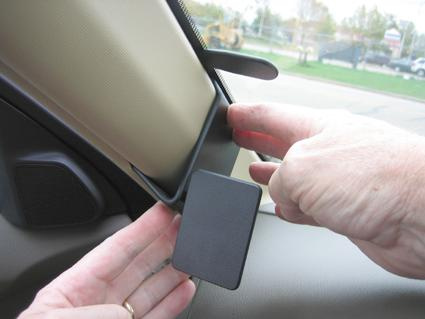 Montering av en komponent vid bilens vindruta.