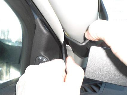 En hand justerar solskyddet i en Chevrolet Malibu 08-12.