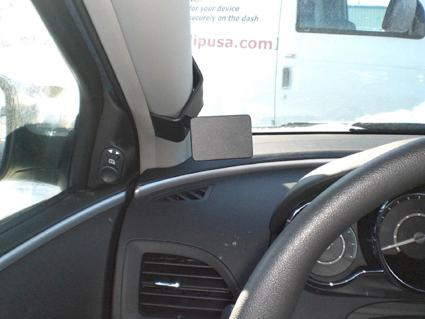 En bilinteriör med instrumentbräda och kontrollpaneler.