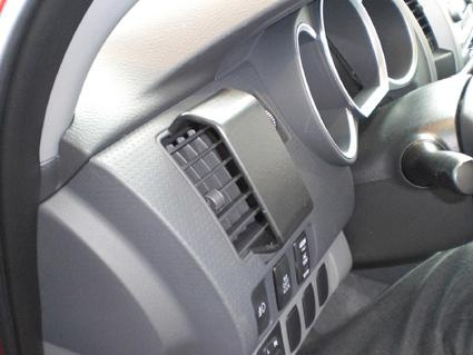 En del av instrumentbrädan med ventil och kontroller för Toyota Tacoma 05-15.