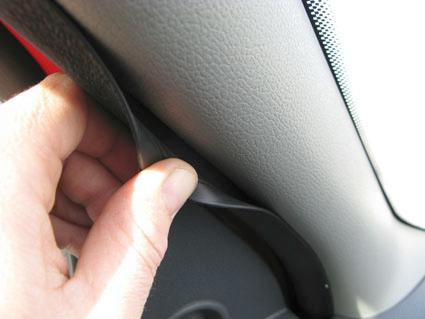 En hand som håller i ett slitstarkt material i en bil.