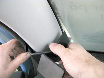 Bild av en hand som håller en monteringsbygel för Citroen C3.