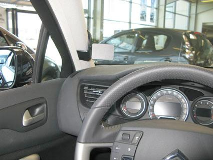 Interiör av Citroen C5 III med fokus på instrumentpanel och ratt.