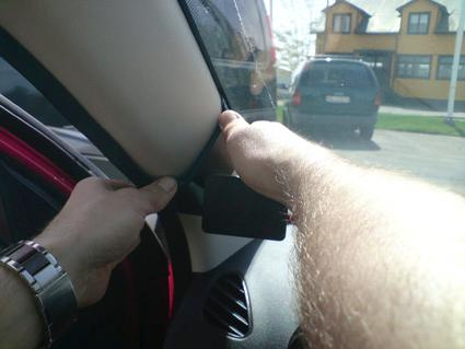 En hand justerar en del av inredningen på en Hyundai i10.