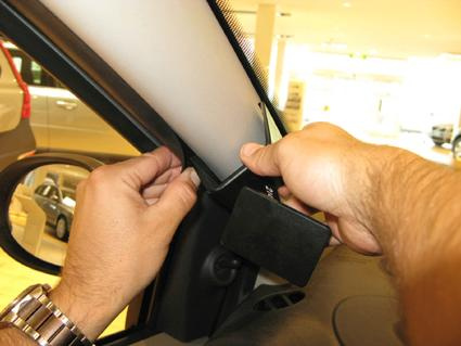 Hand som justerar en del vid vindrutan på en Renault Twingo 08-12.