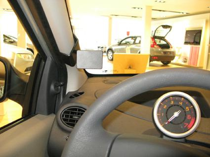 Interiör av Renault Twingo med instrumentbräda och insyn i bilutställning.