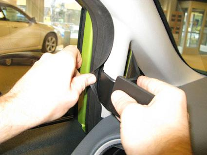 Montering av del i Ford Fiesta 09-15, vänster sida.