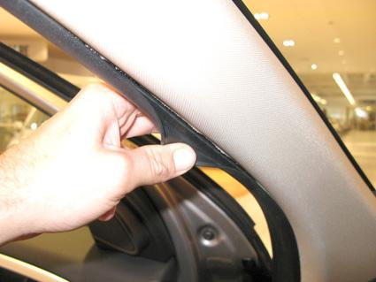 En hand som drar i en kant på inredningen i en Volvo XC60.