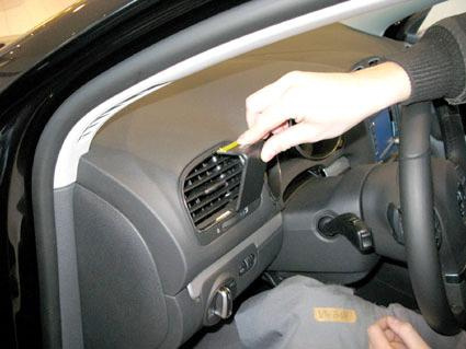 En hand som justerar luftventilen i en Volkswagen Golf VI.