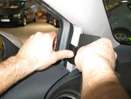 Händer som monterar en del i en bil, troligtvis Seat Leon 06-12.