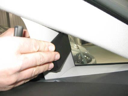 En manuell installation av en del i en Seat Leon 06-12.