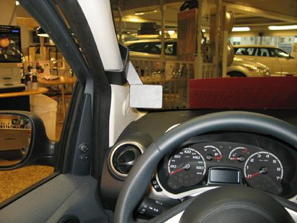 Instrumentpanel och insida av en Ford Ka 09-15, med fokus på förarområdet.