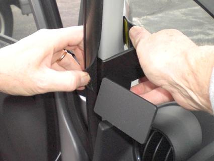 Händer monterar en del på insidan av en bil. Modellen är Honda Fit/Jazz 09-14.