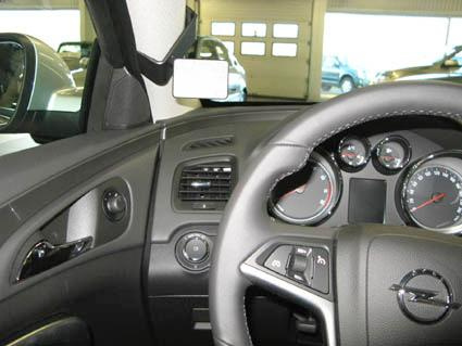 Interiör av Opel Insignia 09-15 med instrumentpanel och kontroller.