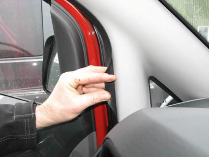 En hand justerar en del av interiören i en Hyundai H1.