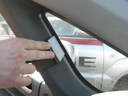 Monteringsbygel sätts fast på bilens vänstra A-stolpe.