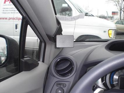 En del av interiören i en Honda Insight med en knapp och luftventil.