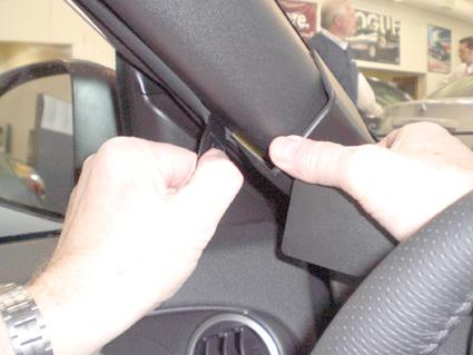 En person installerar en komponent i bilen Nissan 370Z.