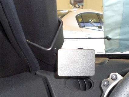 Inredningsdetalj i en bil, troligtvis en spegel eller monteringsyta.