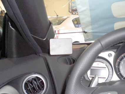 En del av interiören i en Nissan 370Z, inklusive instrumentpanel och luftventil.