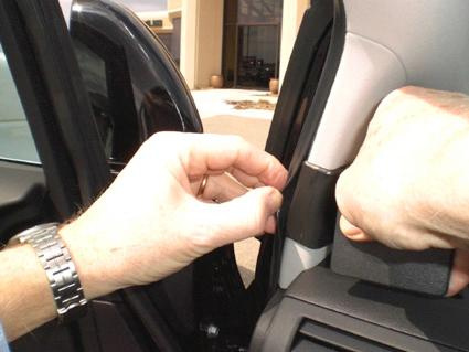 Bild visar en hand som justerar en del av Lexus RX interiör.