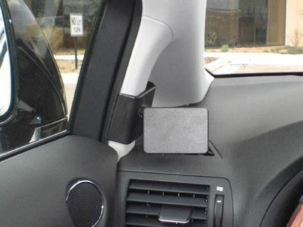 En del av interiören i en Lexus RX, med en svart låda vid ventilationsgallret.