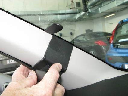 Del av interiören i en Peugeot 206+ med fokus på ett monteringsområde.