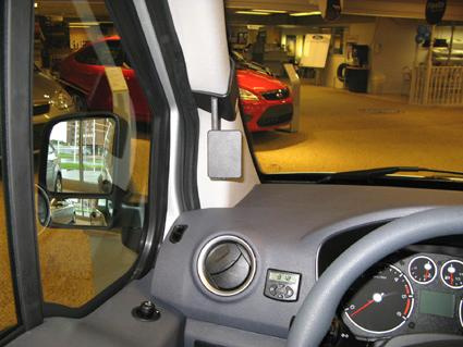 Inuti en bil, fokus på ratten och instrumentpanelen.