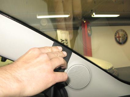 Hand som justerar en del av interiören i en Alfa Romeo MiTo.