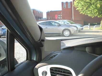 En del av bilinteriören med en monterad konsol.