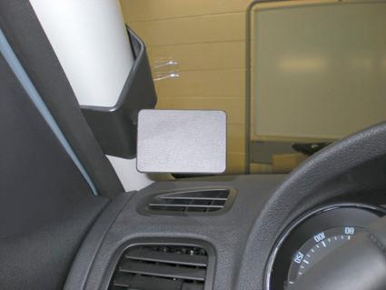 En grå panelmontering vid förarsidan av en Skoda Yeti.