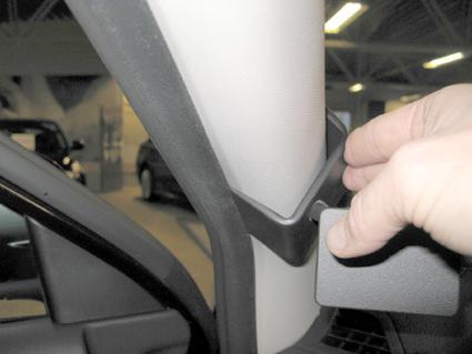 En hand justerar en del av interiören i en Subaru Outback/Legacy.