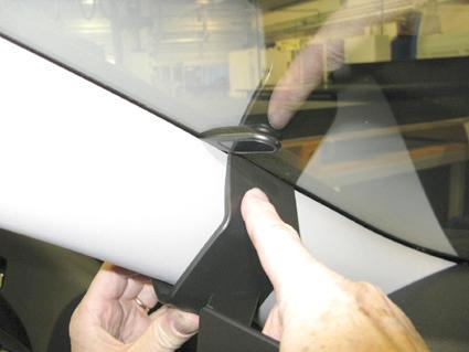 En hand installerar en del på Hyundai i30, vänster sida.