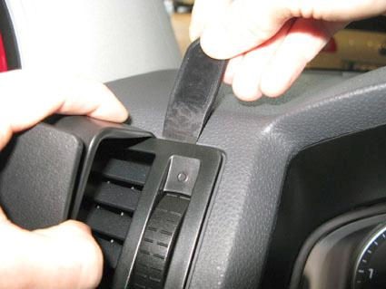 En hand tätar ett ventilationsgaller i en Volkswagen Caravelle.