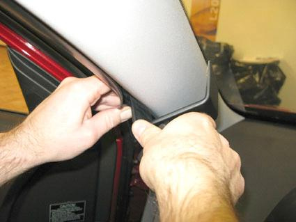 En person monterar panelen i en Kia Ceed 10-12, vänster sida.