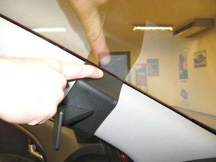 Visar en hand som pekar på en del av Kia Ceed inuti bilen.