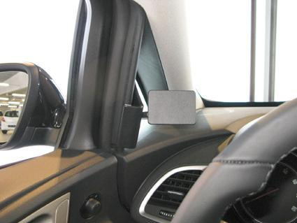 Inredning av Opel Astra, vänster sidospegelområde med svart plastdetalj.