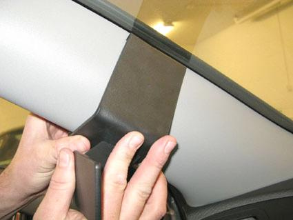 En person justerar eller fäster en innerskala i en Kia Sorento.