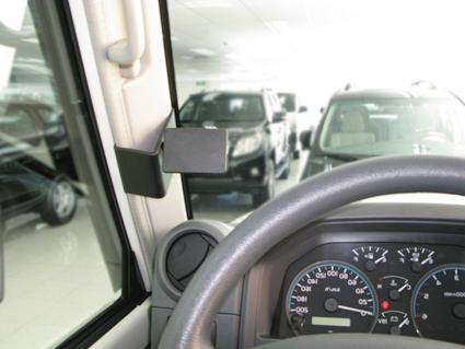 Bild av interiör i Toyota LandCruiser 70 med instrumentpanel och sida av bilen.