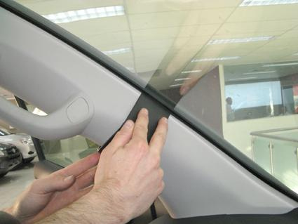 En hand som justerar panelen på en Toyota LandCruiser V8.